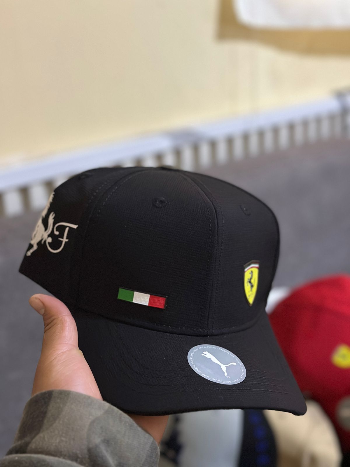 Gorra Ferrari negro